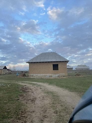 дом ауца: Продаётся дом-«коробка» из самана на участке. Характеристики: - — 3