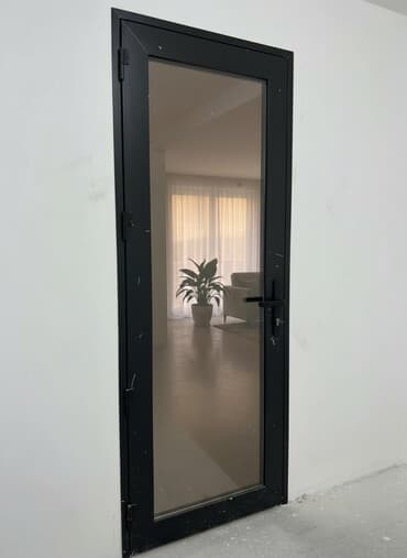 Алюминиевая стеклянная дверь Benkam. - Профиль: алюминиевый, узкий