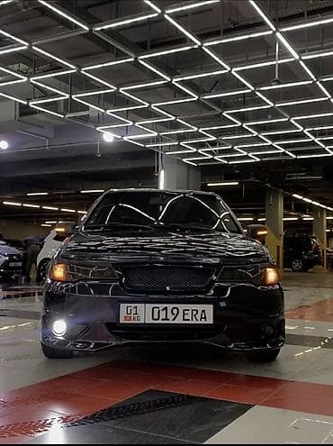 спойлер на седан: Седан черного цвета с доработанным экстерьером. Основные особенности — 4