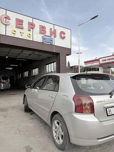 Транспорт: Toyota Corolla: 2004 г., 1.4 л, Кол менен иштөөчү, Хетчбек — 4