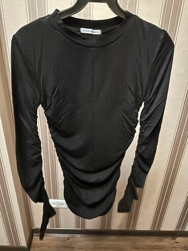 Продаю очень красивый лонгслив,в белом и в черном цвете,качество
