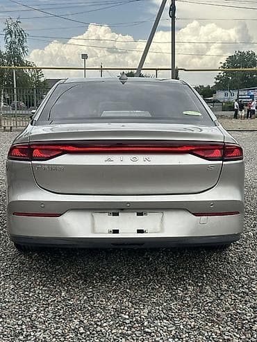 Продажа авто: GAC (Trumpchi) Aion S — электрический седан серебристого цвета. Кузов — 7