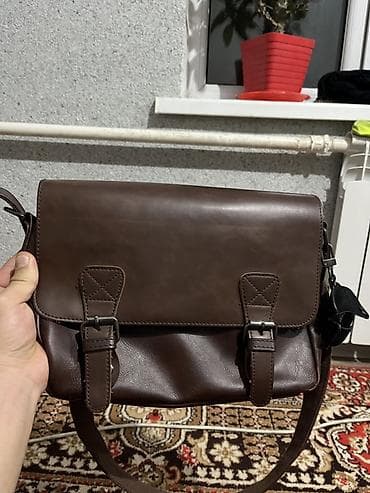 Бижутерия: Сумка через плечо, коричневая, классический формат «мессенджер» — 1