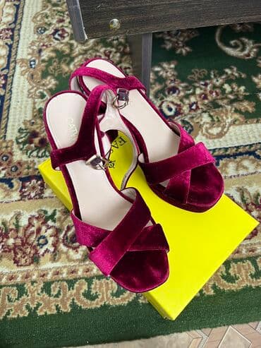 Очень красивые босоножки, одевала всего 2 раза, размер 37, каблук 12см