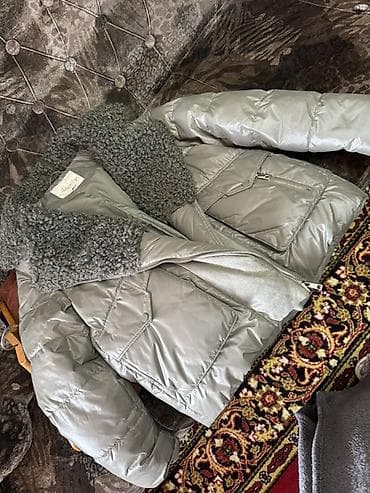 Женская зимняя куртка-пуховик фисташка цвета. Особенности и детали: -