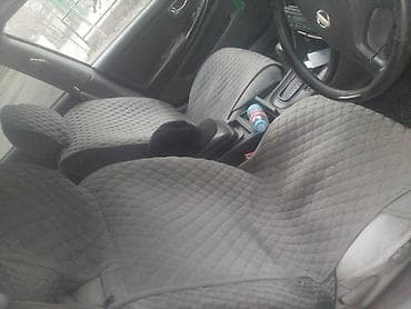 Другие автомобили: Серебристого цвета. Кузов 4‑дверный, просторный салон и большой — 7