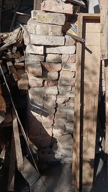 остатки строй материалов: Село БЕЛОВОДСК. самовывоз 400шт. есть половинки. тел . Кирпич — 2
