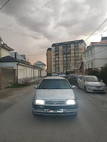 Volkswagen Vento: 1995 г., 1.8 л, Механика, Бензин, Седан