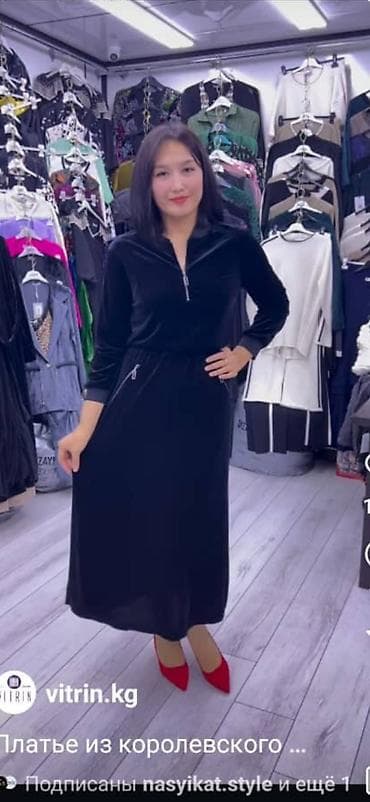 велюровый: Элегантное черное платье миди из мягкого велюра. - Прямой силуэт с — 1