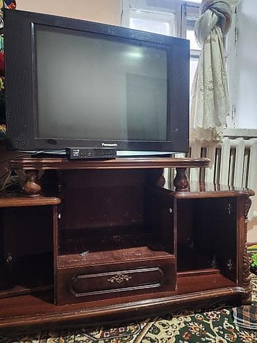 Телевизор Panasonic с ЭЛТ-экраном. с тумбой - Диагональ около 32"