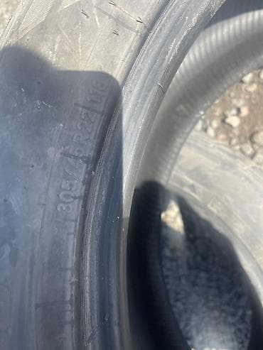 резина на внедорожник: 305/45/22. На одном есть боковой ремонт. Летняя шина 305/45 R22 118 — 3