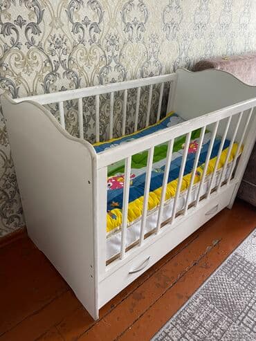 кровати односпальные б у: Продам детскую кроватку в нормальном состоянии, есть два матраса белый — 2