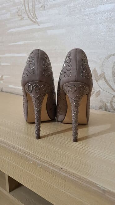 женские слипоны больших размеров: Туфли 38 размер 
Не подошёл размер 
Идеальное состояние 
Очень удобные — 6