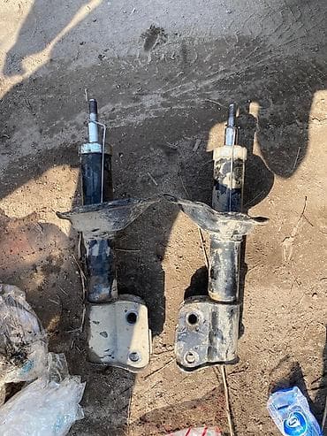 Передний амортизатор Subaru 2001 г., Б/у, Аналог — 3