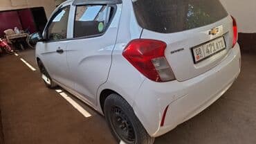 зимный шыны: Белый хэтчбек Chevrolet Spark, представленный на изображениях — 4