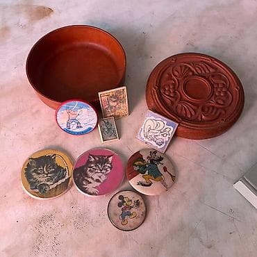 продаю значки: Набор винтажных предметов для коллекционеров: - Круглая резная — 2