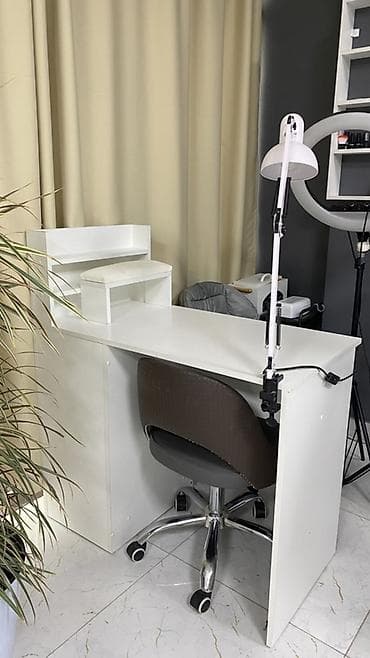 установка полки: Белый маникюрный стол с интегрированной двухъярусной полкой для — 1