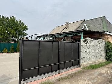 Недвижимость: Продаётся жилой дом с большим двором и капитальными постройками — 1