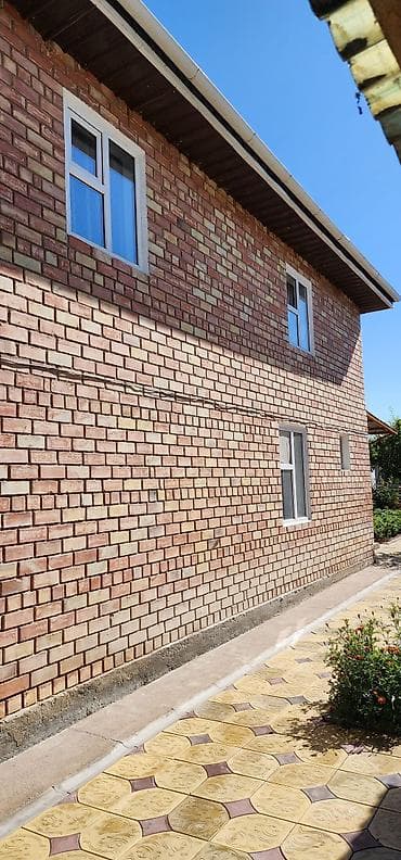 капитальный гараж: Продаётся кирпичный жилой дом с благоустроенным двором и садом — 1