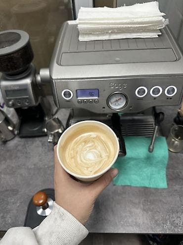 торговый места: Арендага место берилет Айына 8000сом Ичиндеги стойка, полка — 3