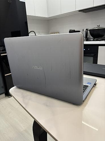 Ноутбук ASUS, металлическая крышка серебристого цвета, классический