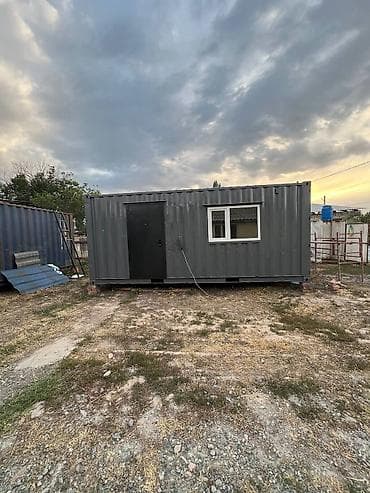 Мобильный контейнер серого цвета, выполненный из прочного материала