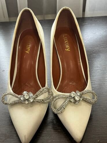 туфли беж цвет: Элегантные женские туфли-лодочки кремового цвета с острым носком — 2