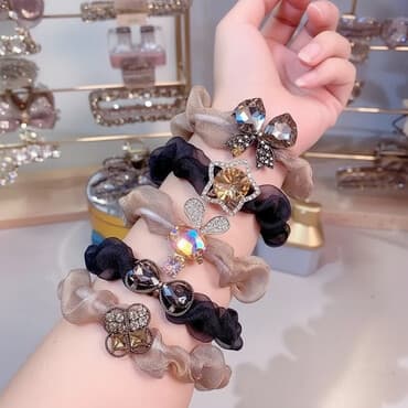 Набор из 5 резинок для волос с декоративными элементами. Подходят для