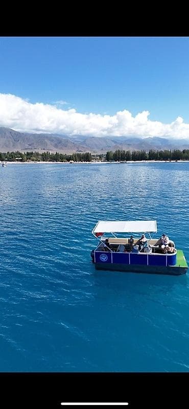 катер водный: Понтонная лодка, идеально подходящая для отдыха на воде. Оснащена — 2