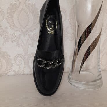 фирменная обувь из италии: Продаю женскую обувь фото 1-3: туфли лаковые с пряжкой, фабричный — 1