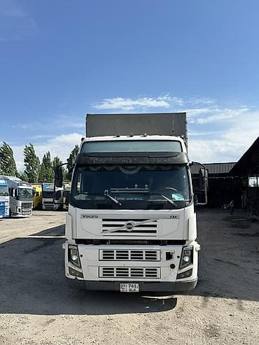танден: Тягач, Volvo, 2013 г., Шторный — 2
