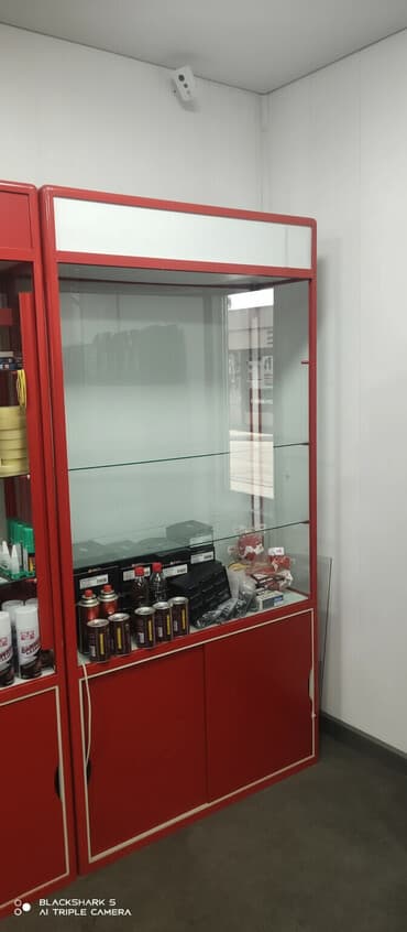 Торговое оборудование: Торговые витрины из стекла с красным металлическим каркасом - Каркас — 2