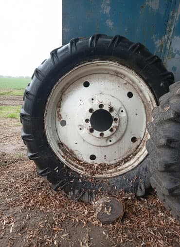 Тракторы ЛТЗ: Продаю на 13
покрышка не годный
камера целый — 1