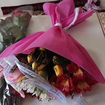 розы из ленты: Букеты из свежих цветов - Пышный смешанный букет в яркой розовой — 1