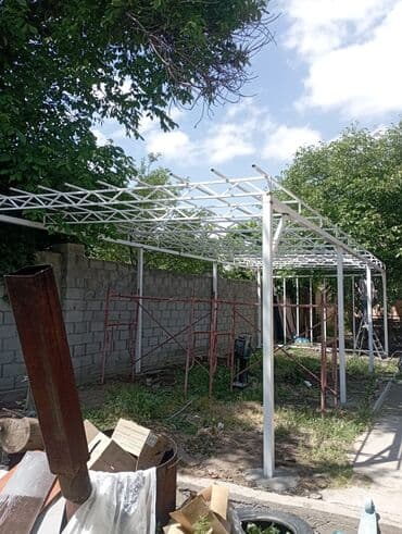 продается вагон: Металлический навес с арочной конструкцией и решетчатым каркасом — 28