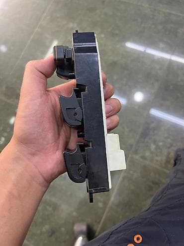 стеклы: Блок управления боковыми стёклами. Кнопки на Toyota Corolla 2001г. - — 3