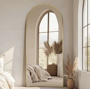 Зеркало арочное с золотистыми рамами, есть управляющая ножка. В