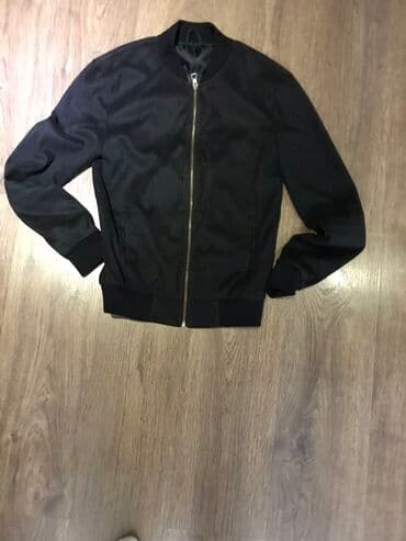 срочно продаю в связи с переездом: Продаю весенние, подростковые куртки в отличном состоянии. Черная под — 2