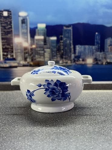 печка электронная: Фарфоровая супница с крышкой в отличном состоянии. - Материал — 1