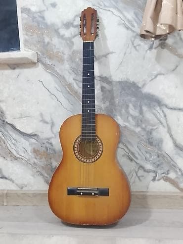 Классическая акустическая гитара (нилоновые струны), формат 4/4. -