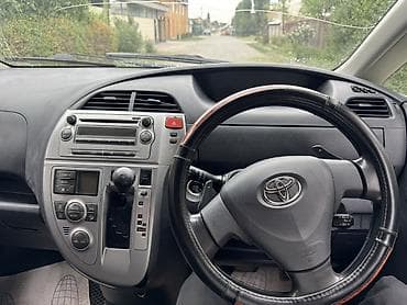 Toyota Ractis: 2005 г., 1.5 л, Автомат, Бензин, Минивэн — 9