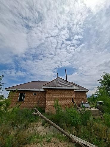 с участком: Продаётся кирпичный одноэтажный дом с двускатной крышей из — 4