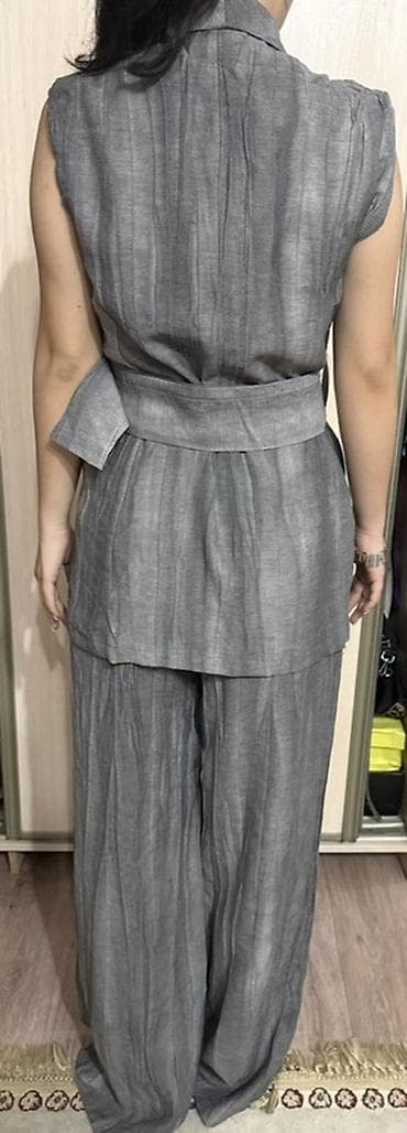 жилетка женский: Женский комплект в стиле смарт-кэжуал, серый. Состав: жилет без — 2