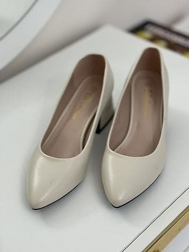 Женская обувь: Классические женские туфли-лодочки цвета айвори. - Форма мыса — 2