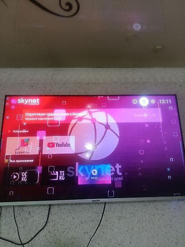 Телевизор Samsung, диагональ примерно 43–50". Плоская LED-панель — 2