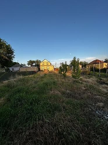 Продажа домов: Продаётся двухэтажный дом с приусадебным участком. Характеристики — 4