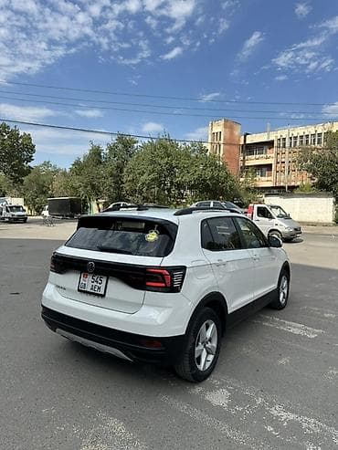 5: Volkswagen T-Roc: 2023 г., 1.5 л, Робот, Бензин, Кроссовер — 4