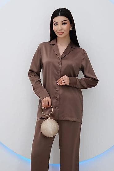 очки с накладками: Костюм женский из легкого атласа: рубашка + широкие брюки. - Посадка — 4