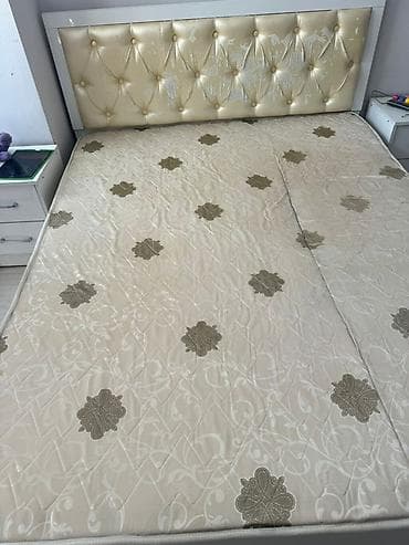 отдам кровать: Двуспальная кровать с мягким изголовьем и матрасом. - Размер — 3