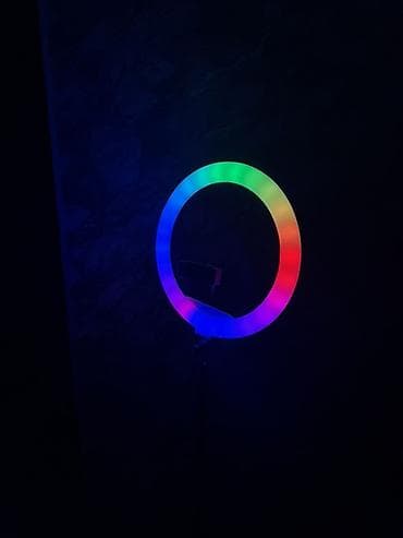 Кольцевая LED‑лампа на штативе с держателем для смартфона. Основные